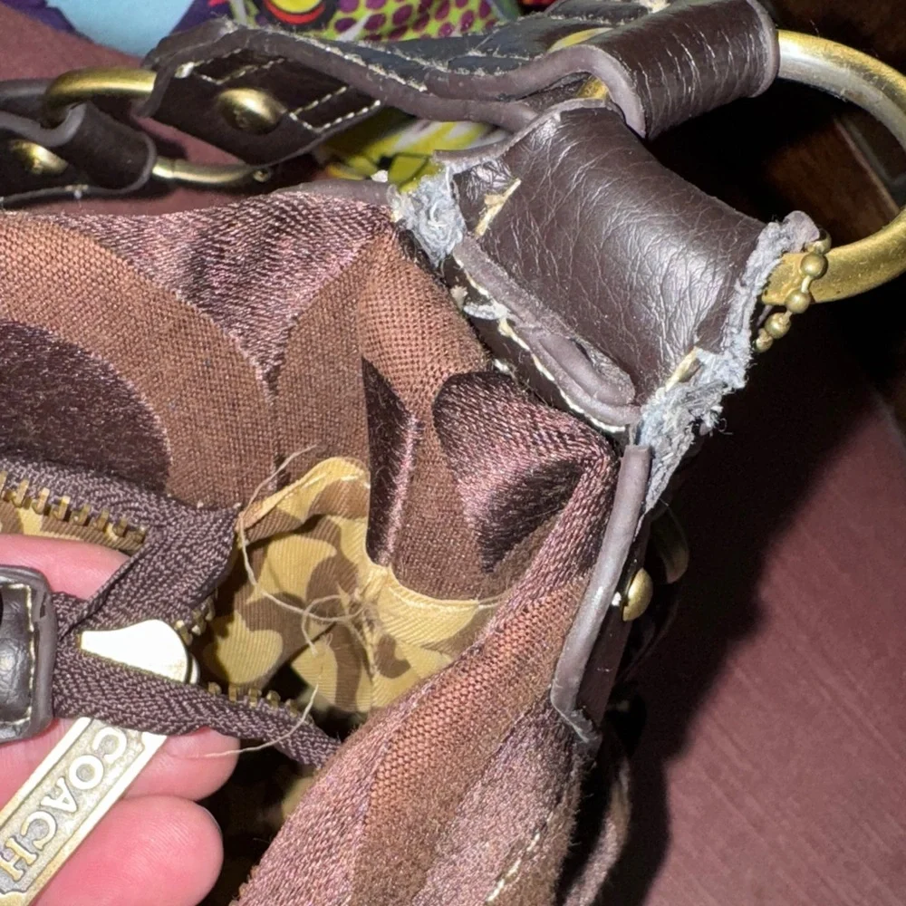 ๐๐ป๐ค๐Coach Dark Brown Patterned Shoulder Bag - Picture 15 of 16